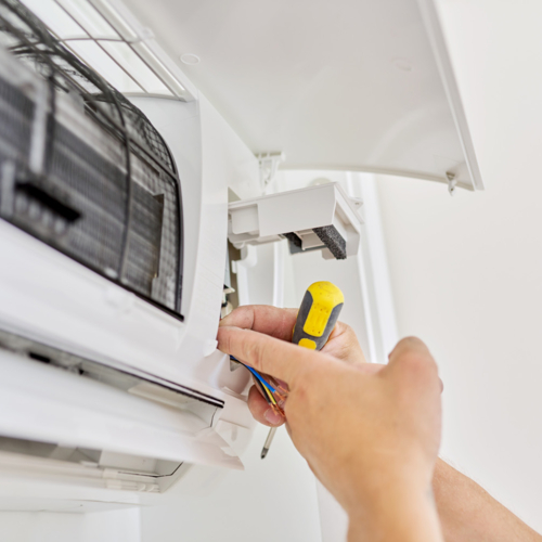 Installation de climatisation split avec unité intérieure et extérieure